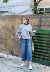 phoi-ao-sweater-nu-voi-quan-jeans-ong-loe