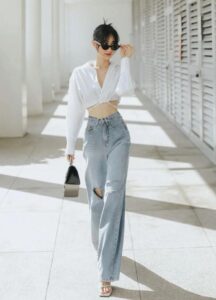 Phoi-ao-so-mi-trang-voi-quan-jeans-buoc-vat-vintage