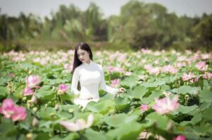 tao-dang-chup-anh-mac-ao-dai-giua-dam-sen